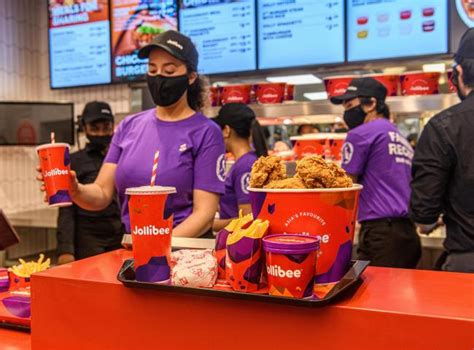 First Jollibee opens in Scotland to Long Lines of Fried Chicken fans.